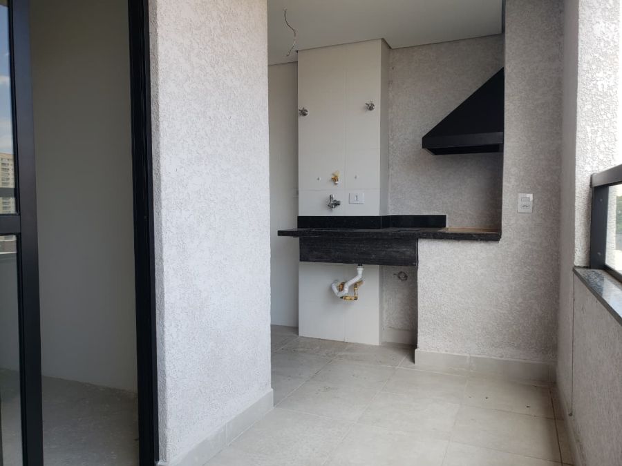 Varanda com churrasqueira à carvão